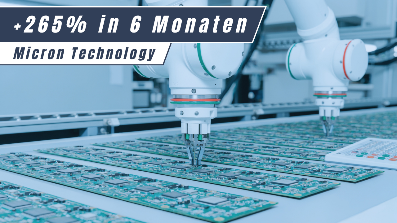 Robotergestützte Fertigungsanlage in der Halbleiterproduktion mit Leiterplatten, Schriftzug „+265% in 6 Monaten – Micron Technology“