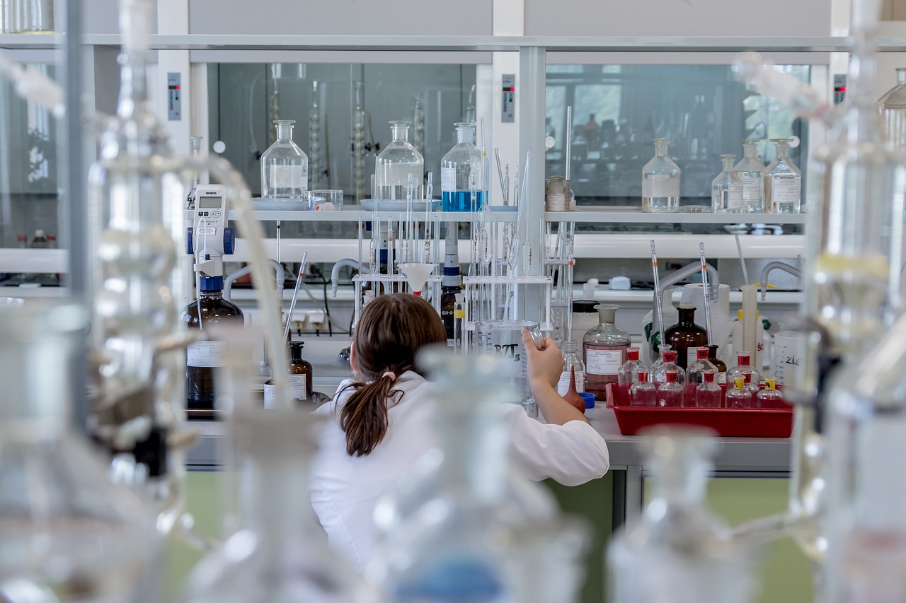 jarmoluk-chemist-2815640_1280.jpg