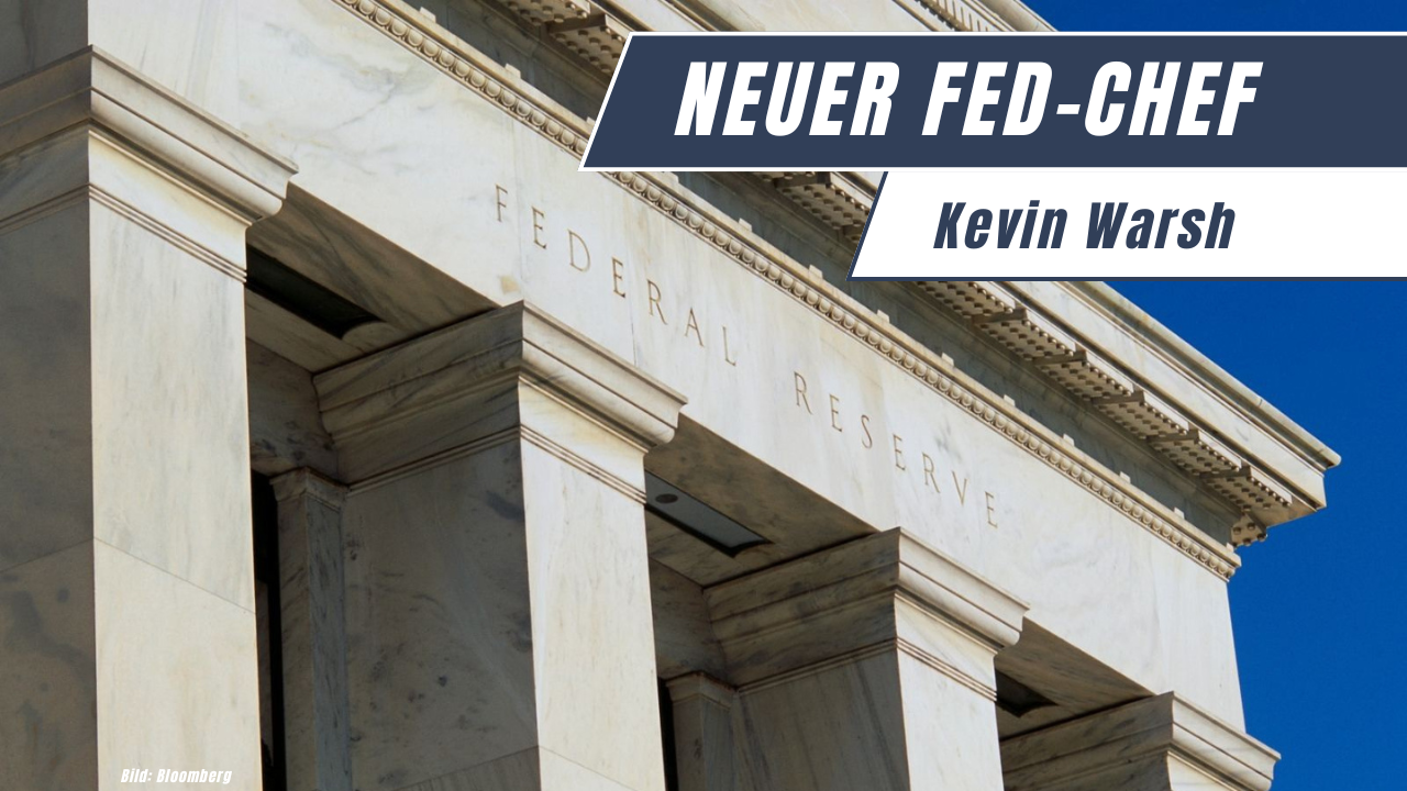 Fassade des Federal-Reserve-Geb&auml;udes in Washington mit S&auml;ulen und der Inschrift &bdquo;Federal Reserve&ldquo;, dar&uuml;ber eingeblendeter Schriftzug &bdquo;Neuer Fed-Chef &ndash; Kevin Warsh&ldquo;, Bildquelle: Bloomberg.